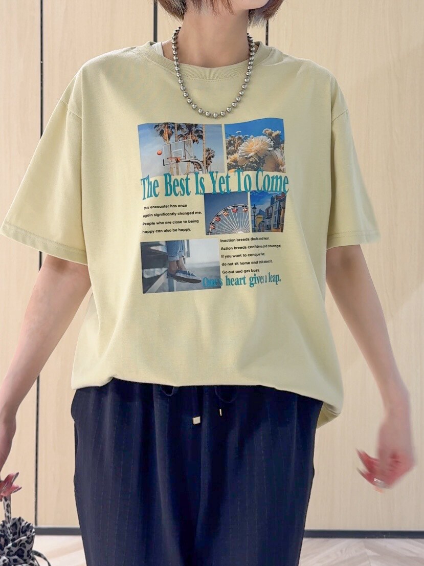 イエロー系のTシャツ/カットソー、ブラック系のサンダル、ベージュ系のショルダーバッグを着用したレディースの夏コーディネートの6枚目の写真