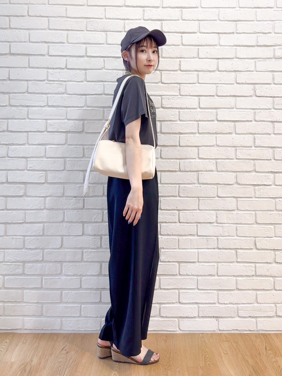 グレー系のTシャツ/カットソー、ブラック系のその他パンツ、ブラック系のサンダルを着用したレディースの夏コーディネートの2枚目の写真