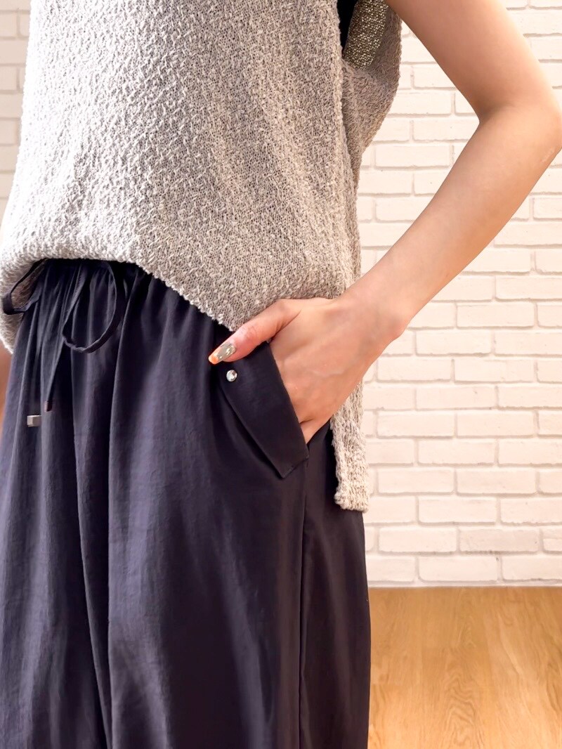 グレー系のその他トップス、ブラック系のニット/セーター、グレー系のその他パンツを着用したレディースの夏コーディネートの7枚目の写真