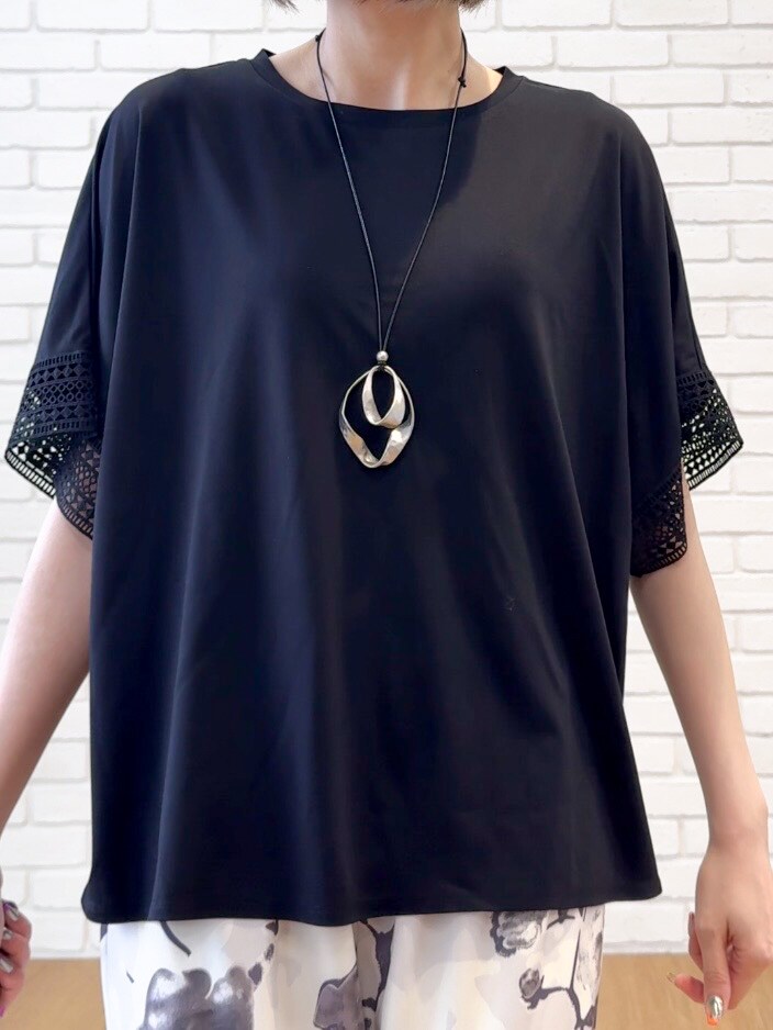 ブラック系のTシャツ/カットソー、ホワイト系のその他パンツ、ブラック系のサンダルを着用したレディースの夏コーディネートの5枚目の写真