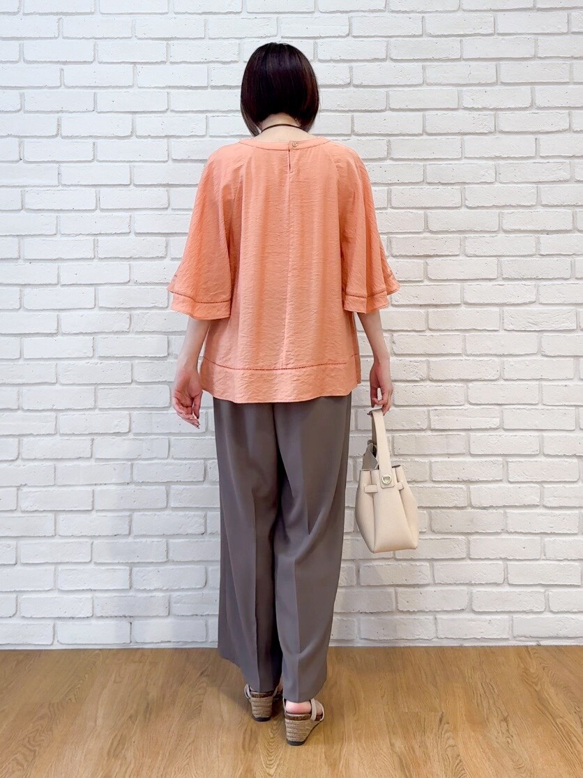 オレンジ系のシャツ/ブラウス、ブラウン系のその他パンツ、ホワイト系のサンダルを着用したレディースの夏コーディネートの3枚目の写真