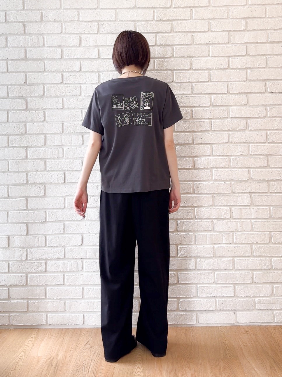 グレー系のTシャツ/カットソー、ブラック系のサンダル、ベージュ系のキャップを着用したレディースの夏コーディネートの6枚目の写真
