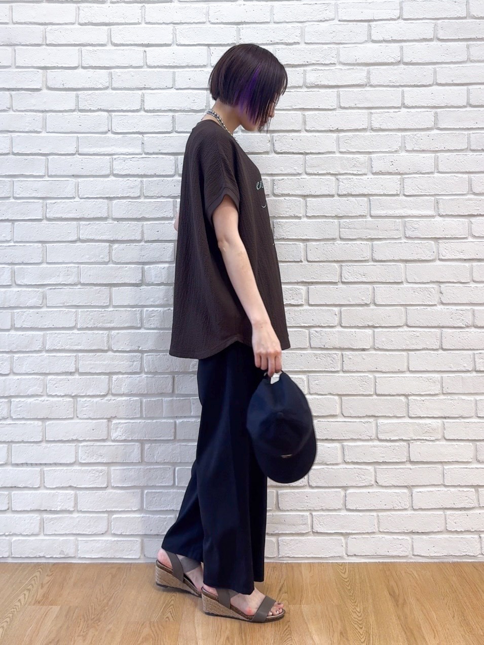 ホワイト系のシャツ/ブラウス、ブラウン系のTシャツ/カットソー、ブラック系のその他パンツを着用したレディースの夏コーディネートの6枚目の写真