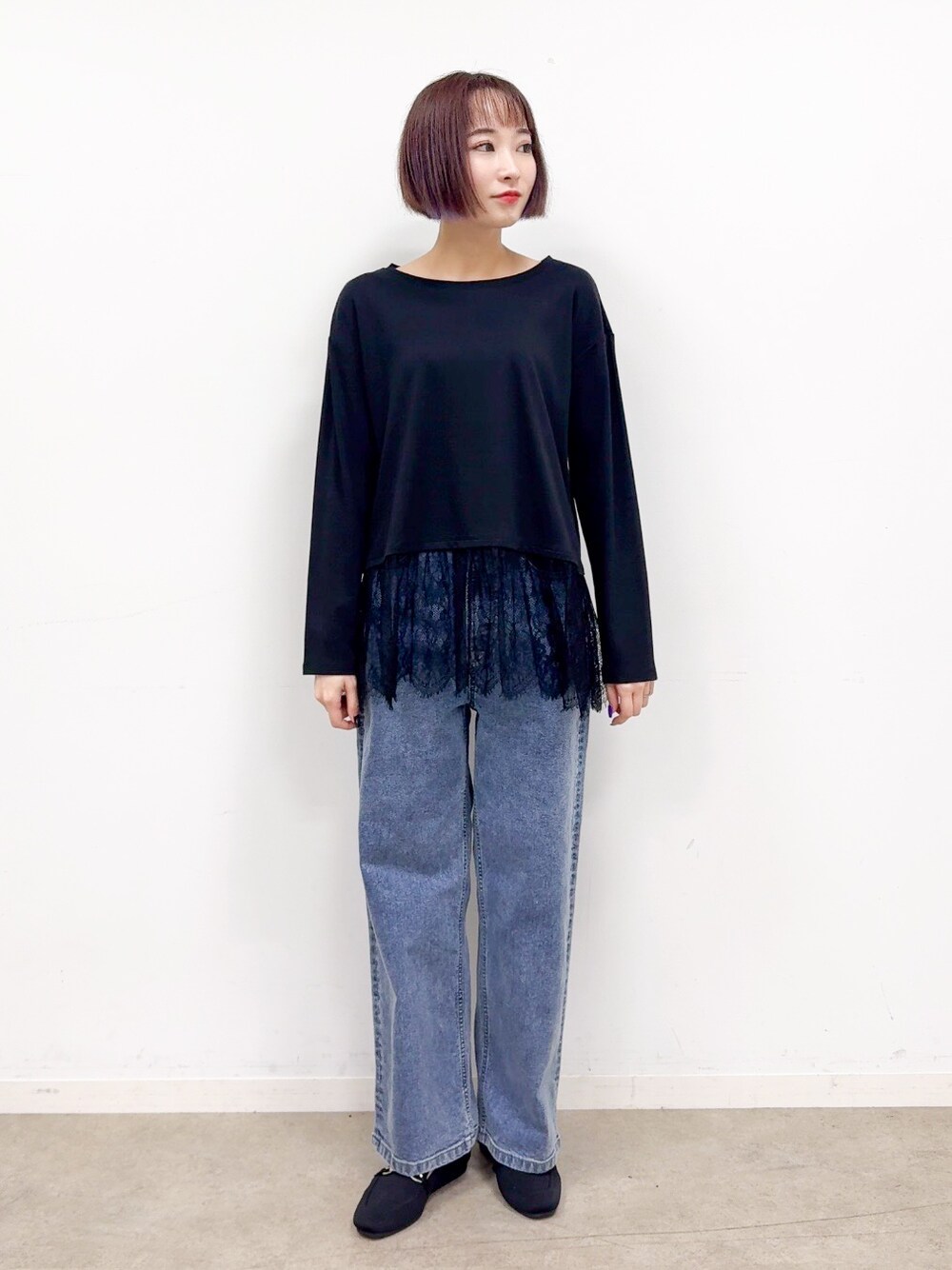 レッド系のカーディガン/ボレロ、ブラック系のTシャツ/カットソー、ブルー系のデニムパンツを着用したレディースの夏コーディネートの9枚目の写真
