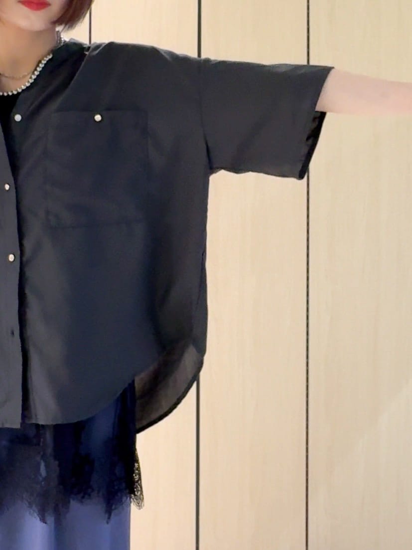 グレー系のシャツ/ブラウス、ブラック系のタンクトップ、ブルー系のその他パンツを着用したレディースの夏コーディネートの5枚目の写真