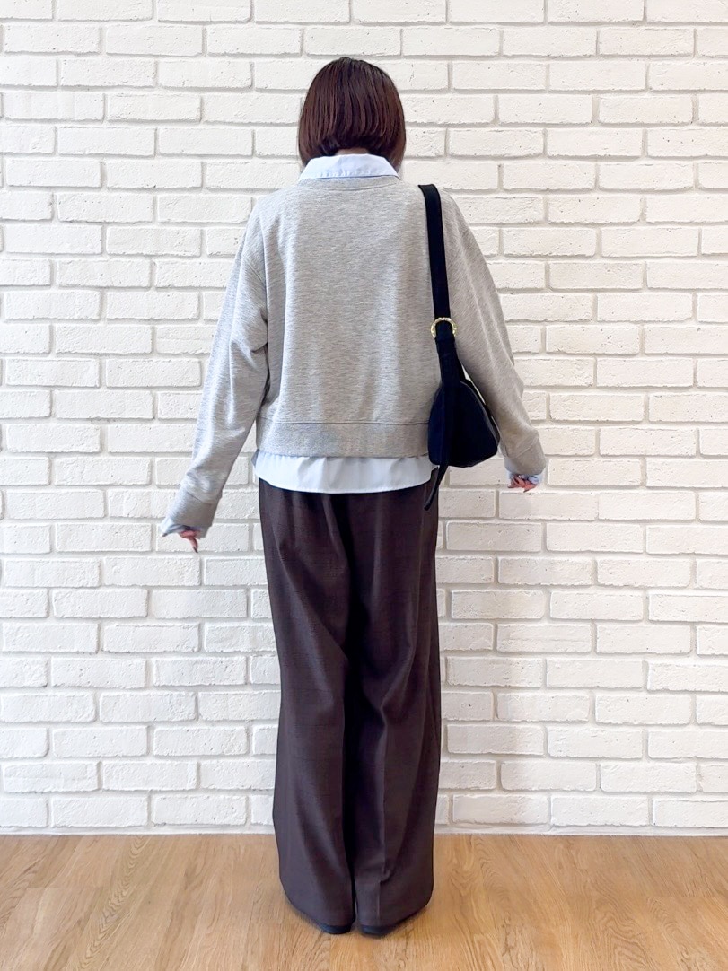 グレー系のTシャツ/カットソー、ブラウン系のその他パンツ、ブラック系のその他シューズを着用したレディースの秋コーディネートの3枚目の写真