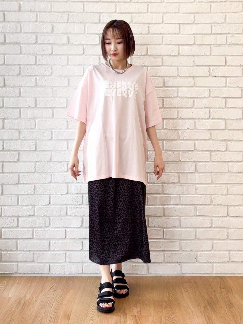 ピンク系のTシャツ/カットソー、グレー系のスカート、ブラック系のサンダルを着用したレディースの夏コーディネートの8枚目の写真