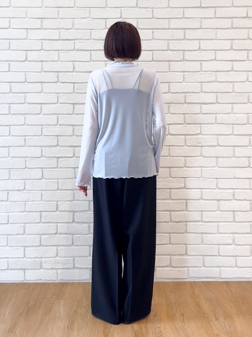 ホワイト系のシャツ/ブラウス、ブルー系のTシャツ/カットソー、ブラック系のその他パンツを着用したレディースの秋コーディネートの8枚目の写真