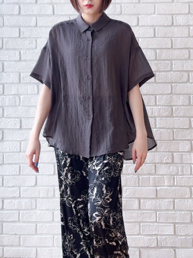 グレー系のシャツ/ブラウス、ブラック系のその他パンツ、シルバー系のサンダルを着用したレディースの夏コーディネートの7枚目の写真