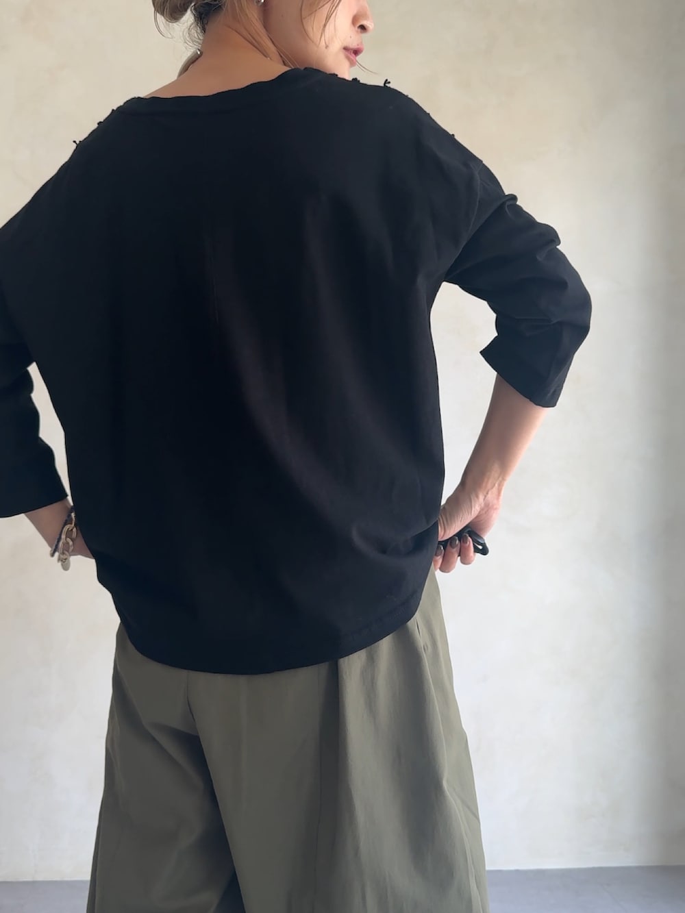 ブラック系のTシャツ/カットソーを着用したレディースの夏コーディネートの3枚目の写真