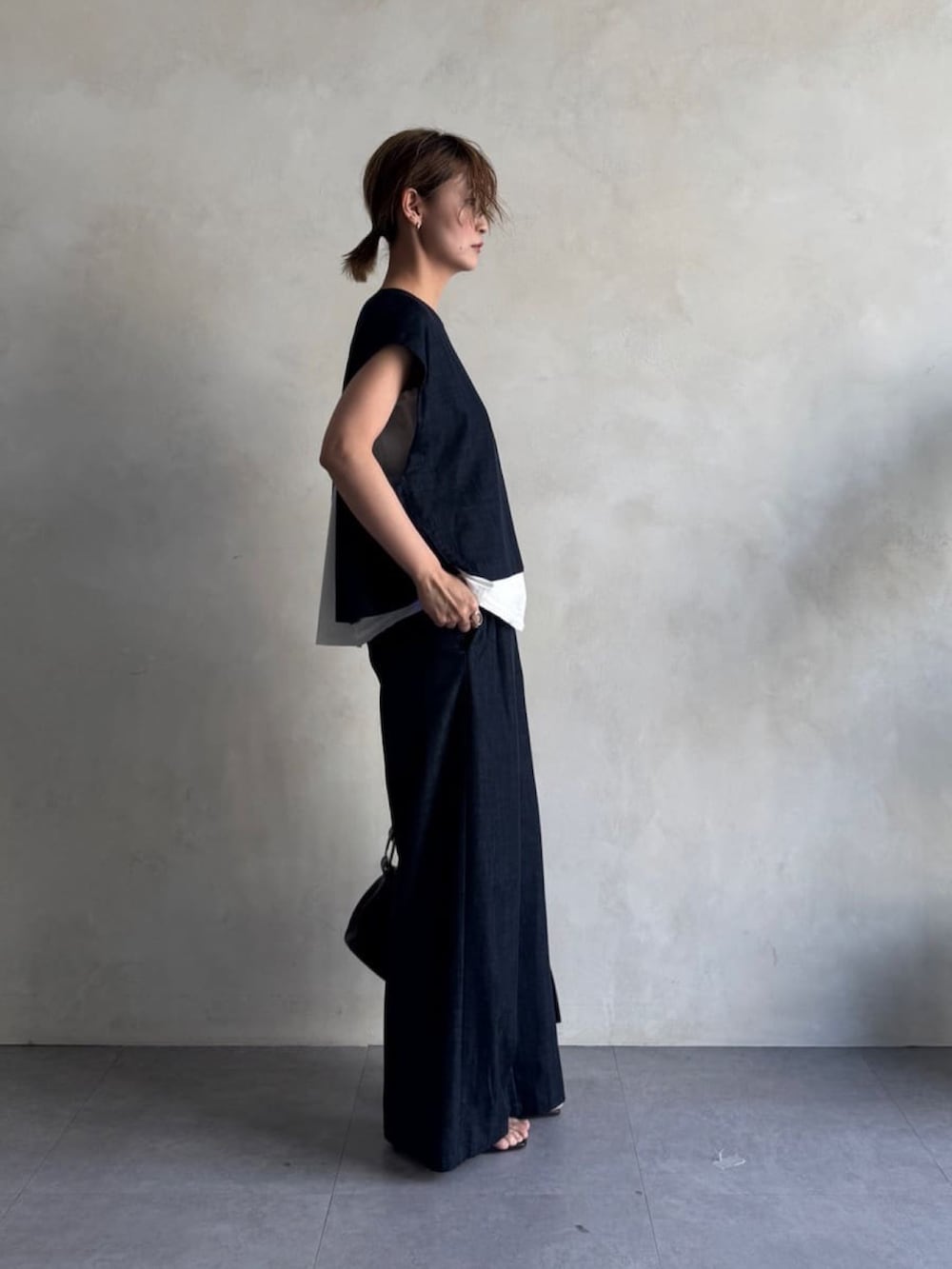 ブルー系のシャツ/ブラウス、ホワイト系のシャツ/ブラウス、ブルー系のその他パンツを着用したレディースの冬コーディネートの3枚目の写真