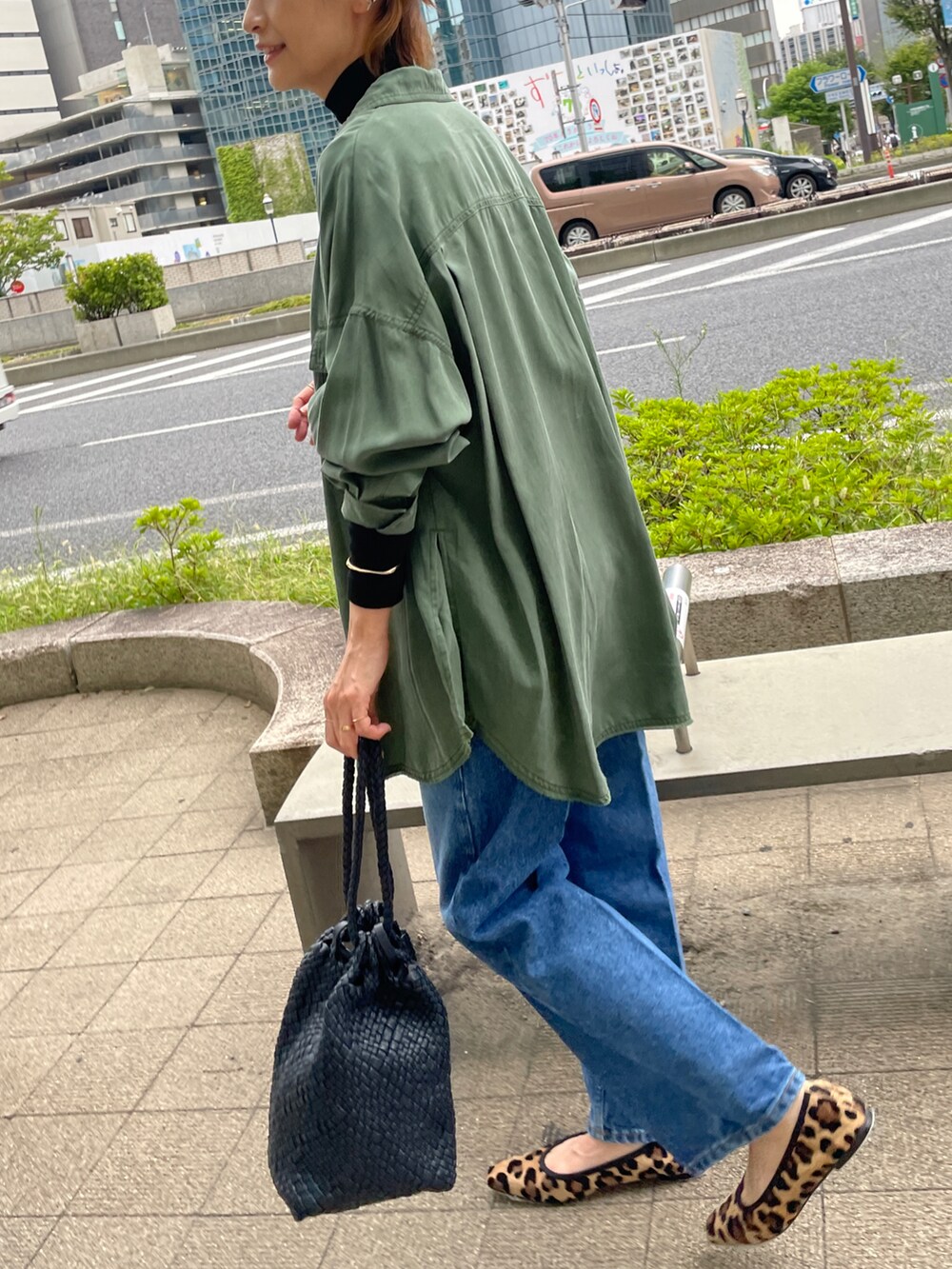 グリーン系のシャツ/ブラウス、ブラック系のTシャツ/カットソー、ブルー系のデニムパンツを着用したレディースの夏コーディネートの3枚目の写真