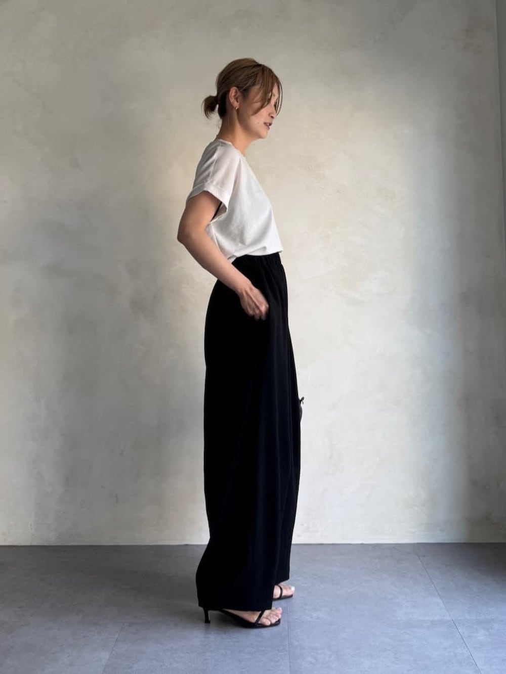 ホワイト系のシャツ/ブラウス、ブラック系のその他パンツを着用したレディースの春コーディネートの2枚目の写真