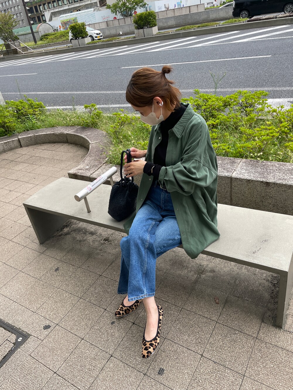 グリーン系のシャツ/ブラウス、ブラック系のTシャツ/カットソー、ブルー系のデニムパンツを着用したレディースの夏コーディネートの4枚目の写真