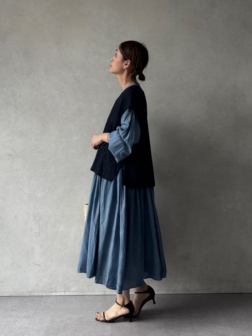 ブルー系のシャツ/ブラウス、ベージュ系のかごバッグ、ブルー系のワンピースを着用したレディースの春コーディネートの2枚目の写真