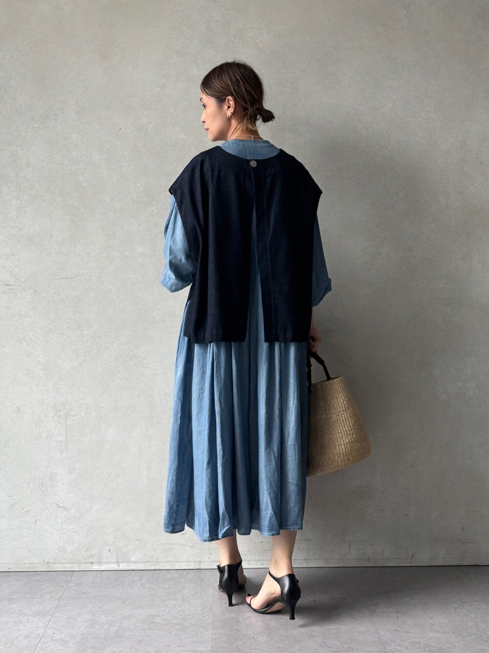 ブルー系のシャツ/ブラウス、ベージュ系のかごバッグ、ブルー系のワンピースを着用したレディースの春コーディネートの3枚目の写真