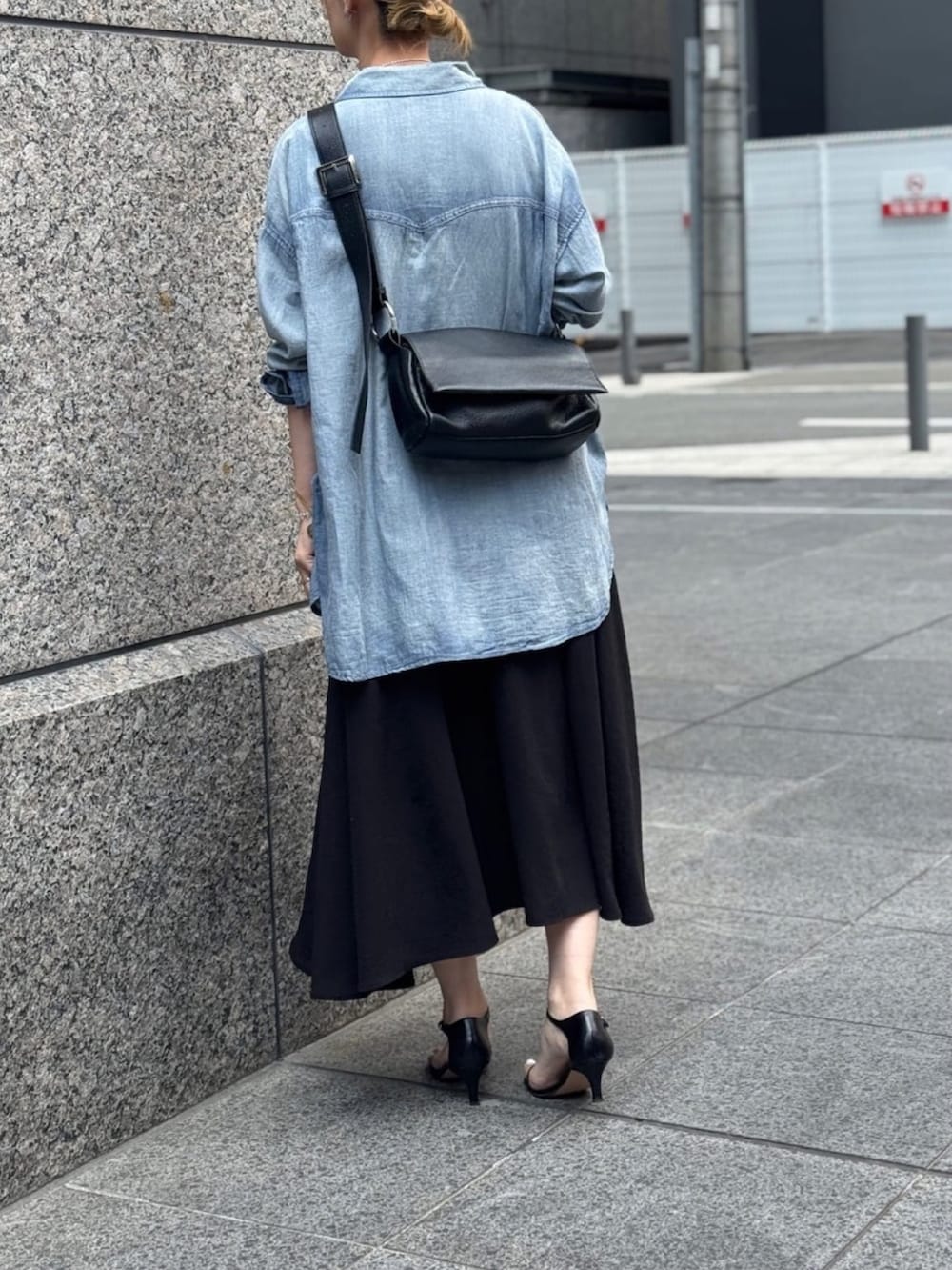 ブルー系のシャツ/ブラウス、ブラック系のワンピース、ブラック系のショルダーバッグを着用したレディースの春コーディネートの4枚目の写真