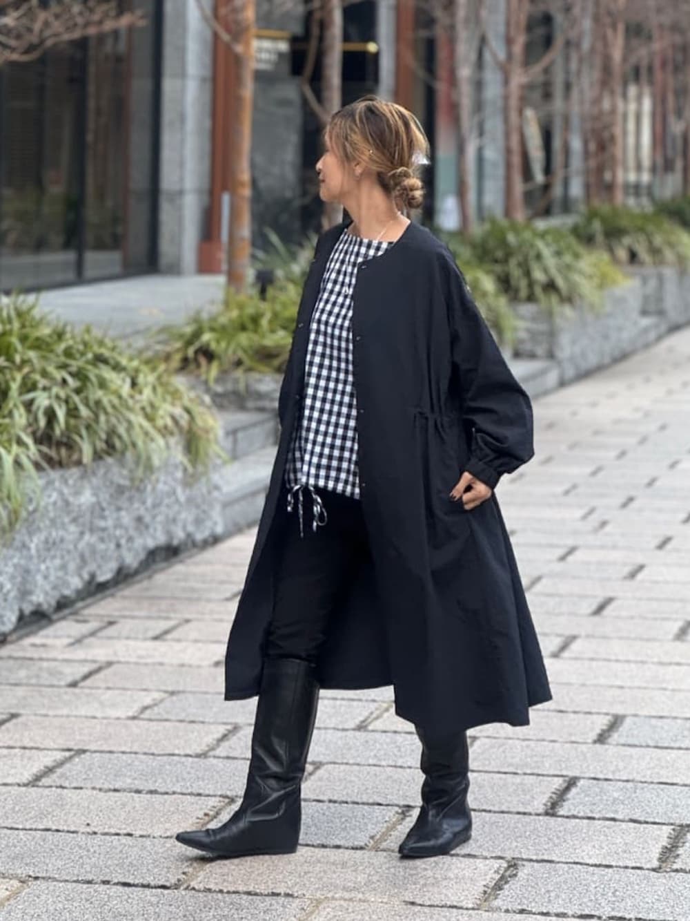 ブラック系のその他アウター、ブラック系のシャツ/ブラウス、ブラック系のその他パンツを着用したレディースの春コーディネートの2枚目の写真