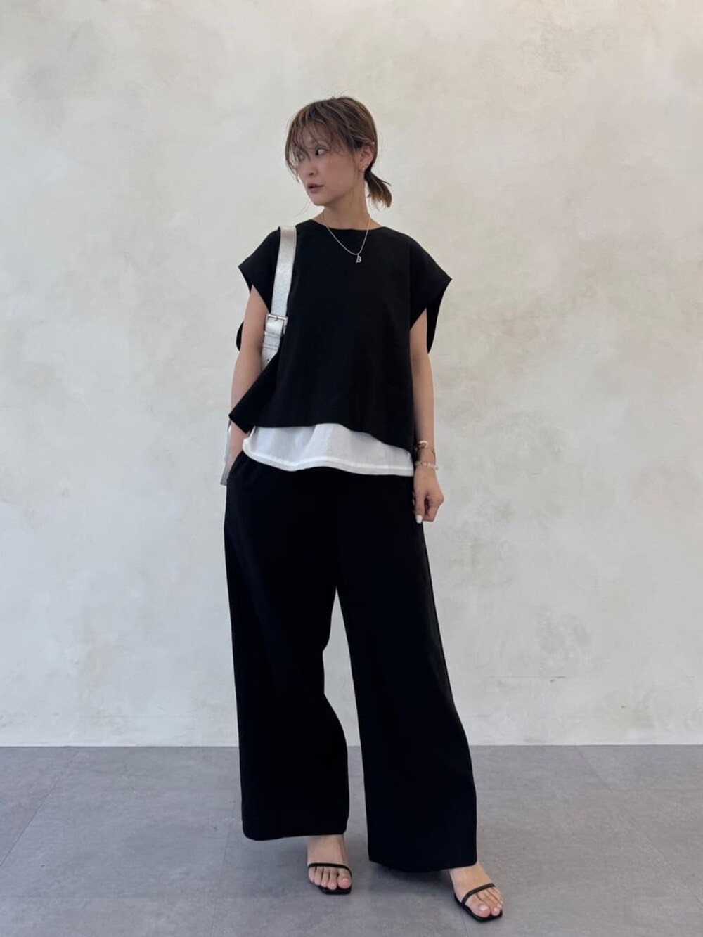 ブラック系のシャツ/ブラウス、ホワイト系のシャツ/ブラウス、ブラック系のその他パンツを着用したレディースの冬コーディネートの4枚目の写真