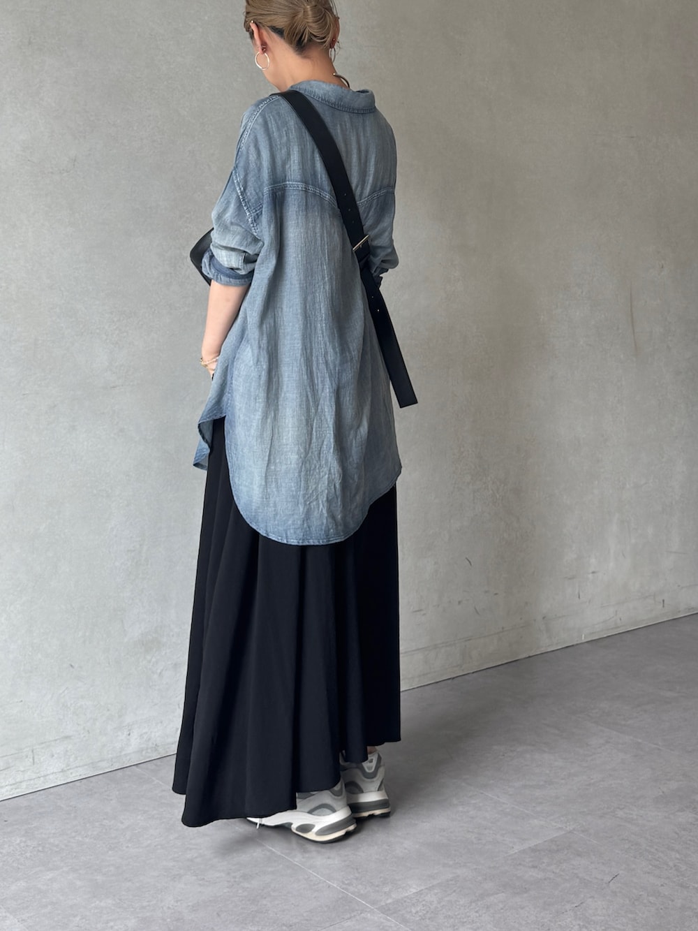ブルー系のシャツ/ブラウス、ブラック系のショルダーバッグ、ブラック系のワンピースを着用したレディースの夏コーディネートの2枚目の写真