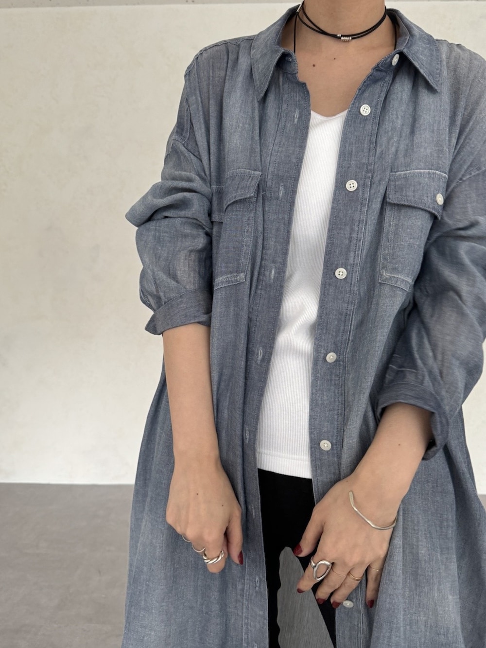 ブルー系のワンピースを着用したレディースの冬コーディネートの4枚目の写真