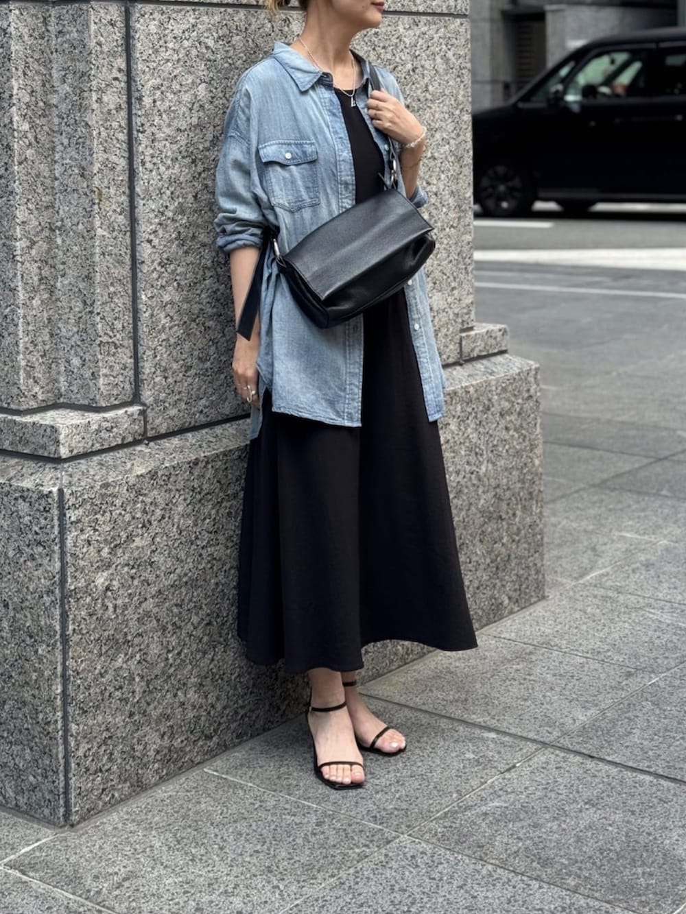 ブルー系のシャツ/ブラウス、ブラック系のワンピース、ブラック系のショルダーバッグを着用したレディースの春コーディネートの3枚目の写真