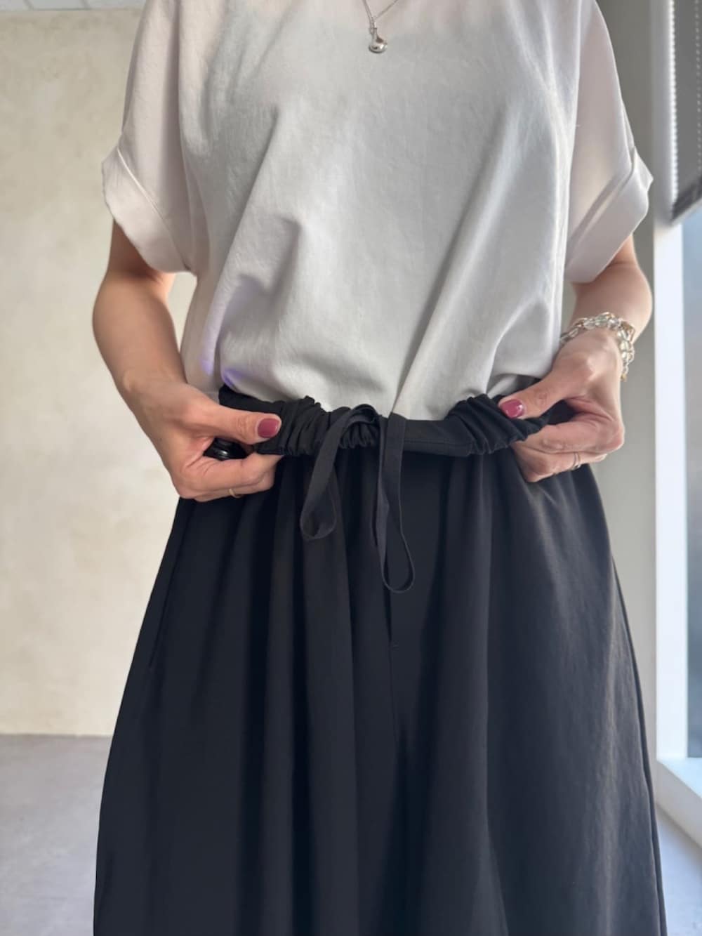 ホワイト系のシャツ/ブラウス、ブラック系のその他パンツを着用したレディースの春コーディネートの3枚目の写真