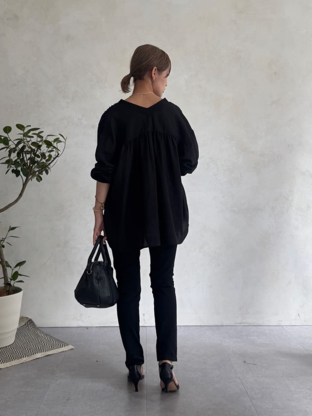 ブラック系のシャツ/ブラウス、ホワイト系のシャツ/ブラウス、ブラック系のボストンバッグを着用したレディースの春コーディネートの4枚目の写真