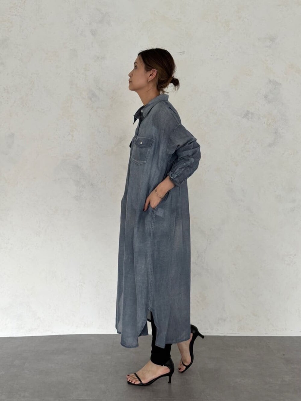 ブルー系のワンピースを着用したレディースの冬コーディネートの2枚目の写真