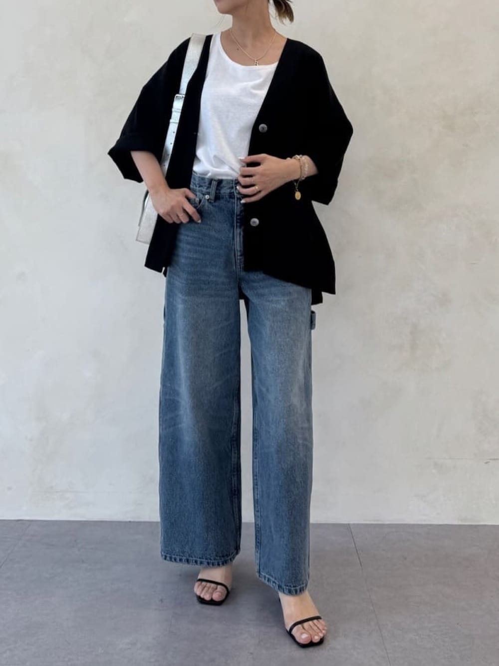 ブラック系のその他アウター、ホワイト系のキャミソール、シルバー系のショルダーバッグを着用したレディースの春コーディネートの2枚目の写真