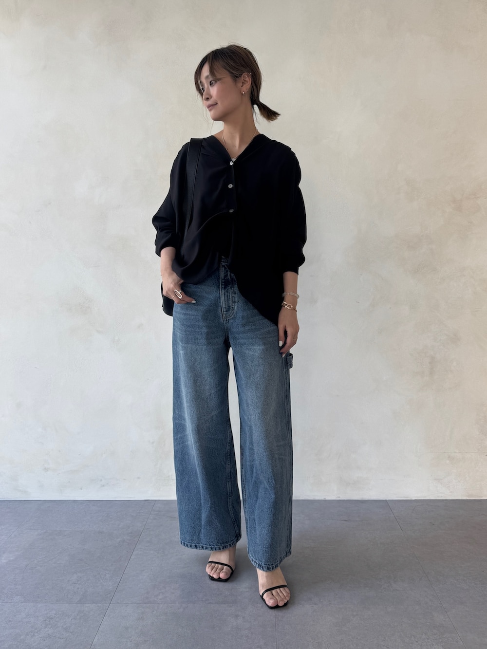 ブラック系のシャツ/ブラウス、ブルー系のその他パンツを着用したレディースの冬コーディネートの2枚目の写真