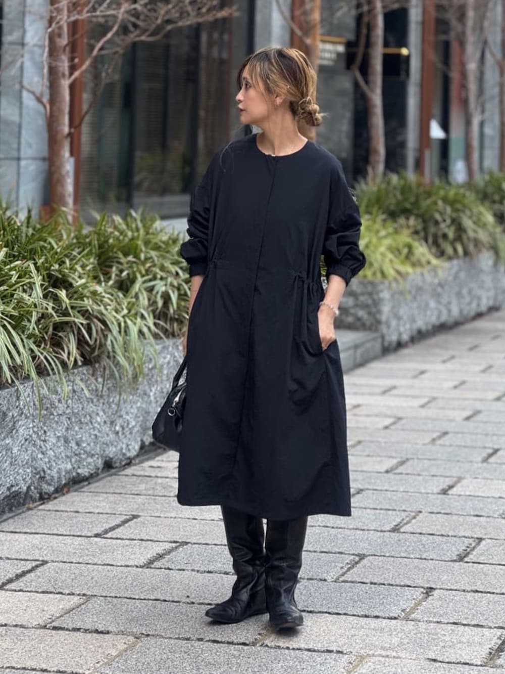 ブラック系のその他アウター、ブラック系のシャツ/ブラウス、ブラック系のその他パンツを着用したレディースの春コーディネートの3枚目の写真