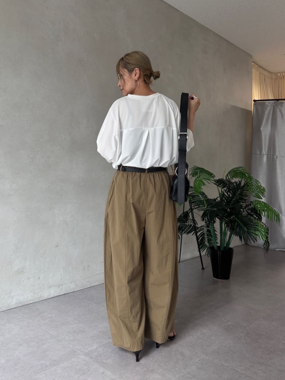 ホワイト系のTシャツ/カットソー、イエロー系のその他パンツを着用したレディースの夏コーディネートの2枚目の写真