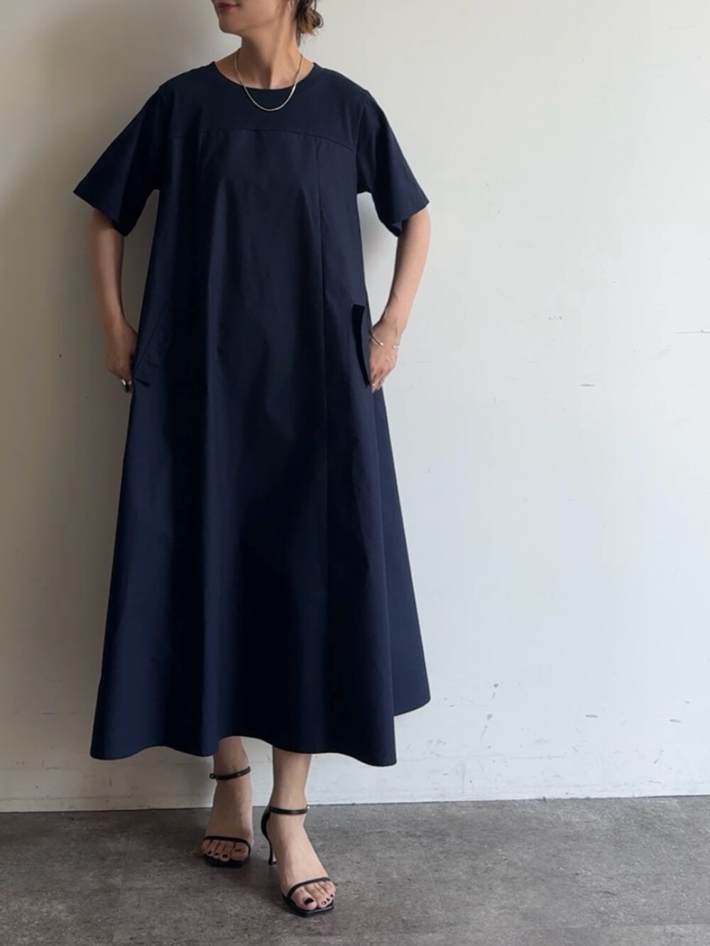 ブルー系のワンピース、ブラック系のショルダーバッグを着用したレディースの春コーディネートの3枚目の写真