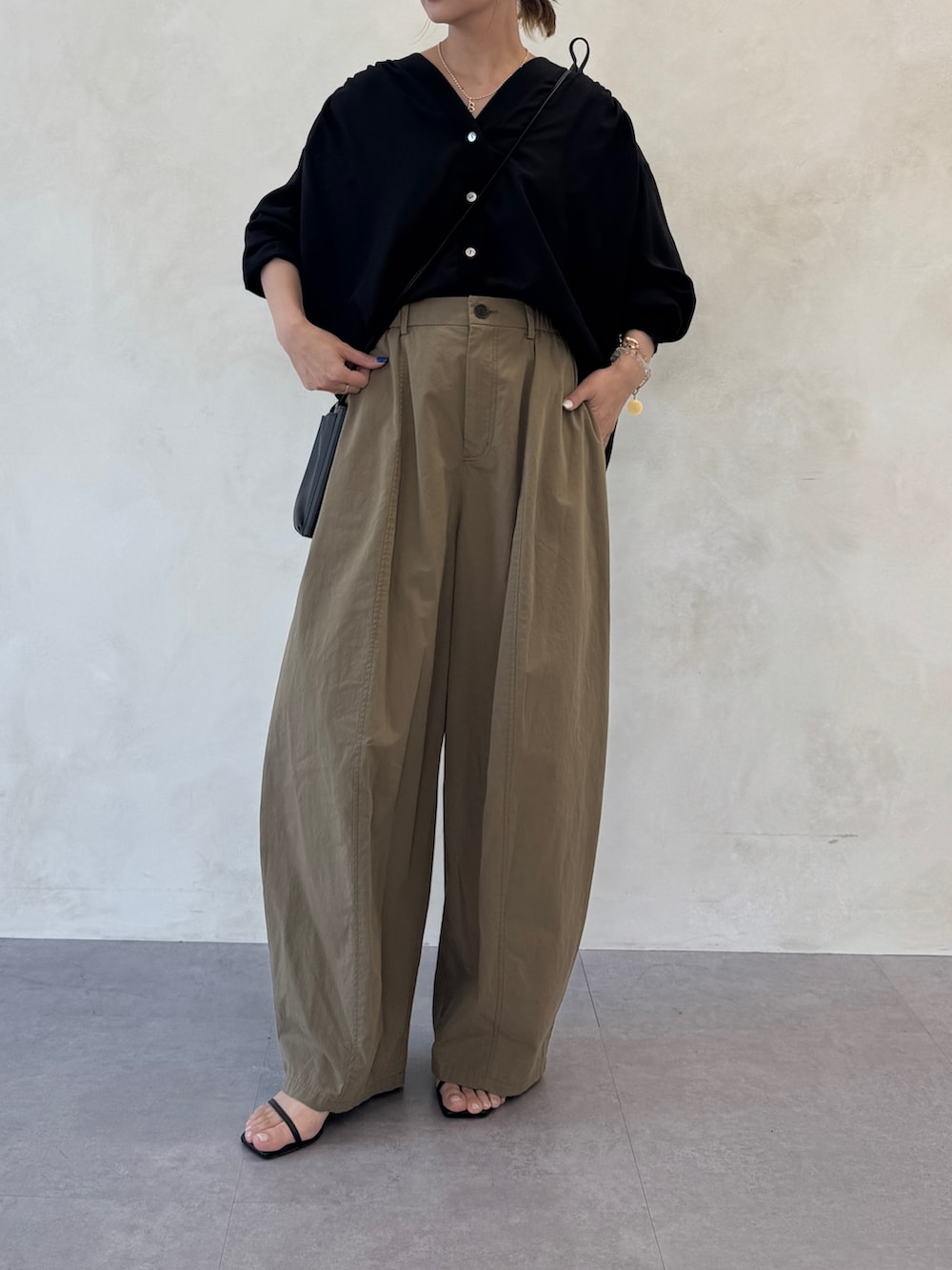 ブラック系のシャツ/ブラウス、イエロー系のその他パンツ、ブラック系のショルダーバッグを着用したレディースの冬コーディネートの3枚目の写真