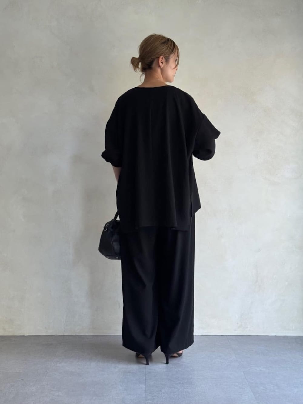 ブラック系のその他アウター、ホワイト系のシャツ/ブラウス、ブラック系のその他パンツを着用したレディースの春コーディネートの3枚目の写真