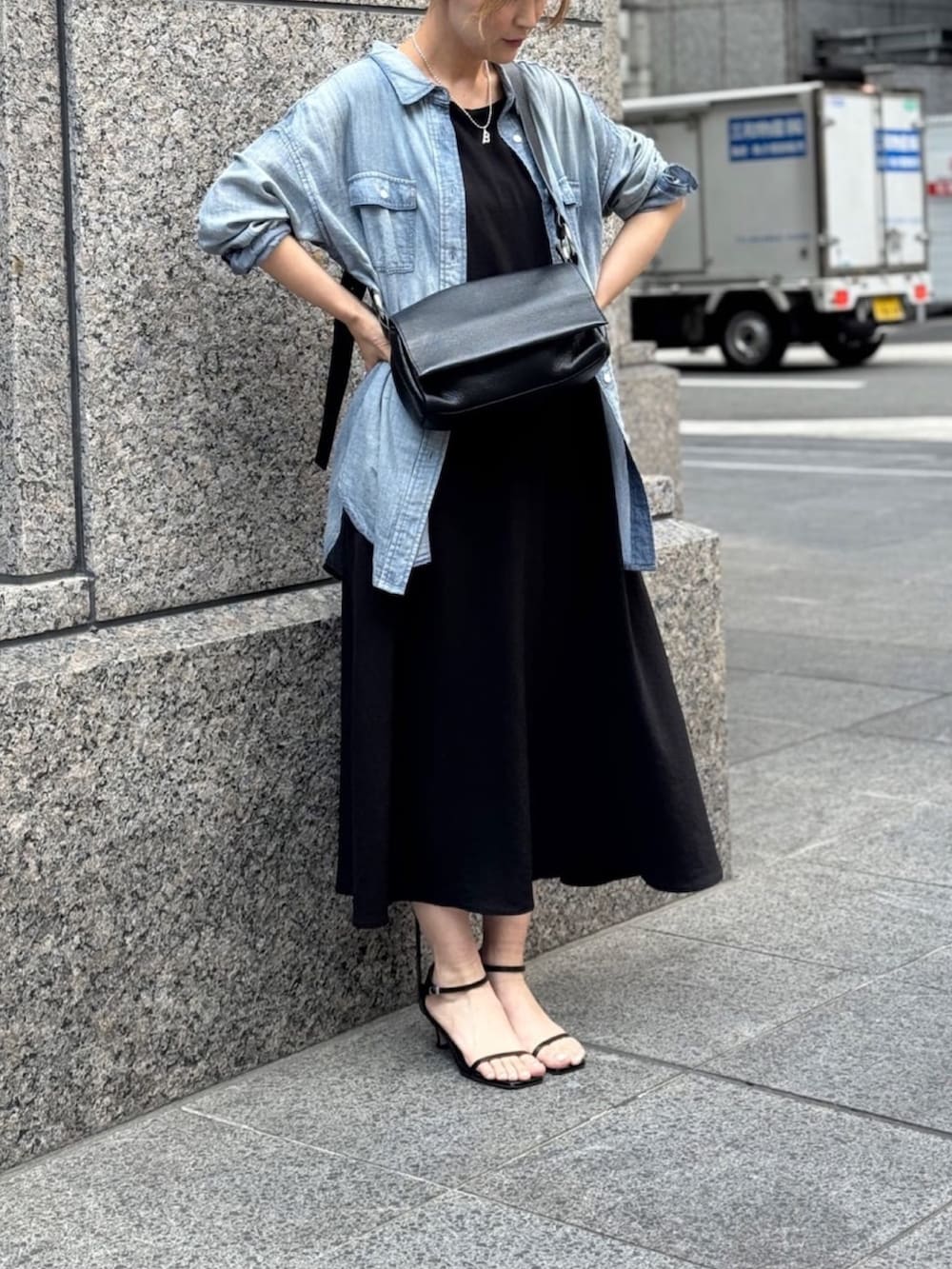 ブルー系のシャツ/ブラウス、ブラック系のワンピース、ブラック系のショルダーバッグを着用したレディースの春コーディネートの2枚目の写真