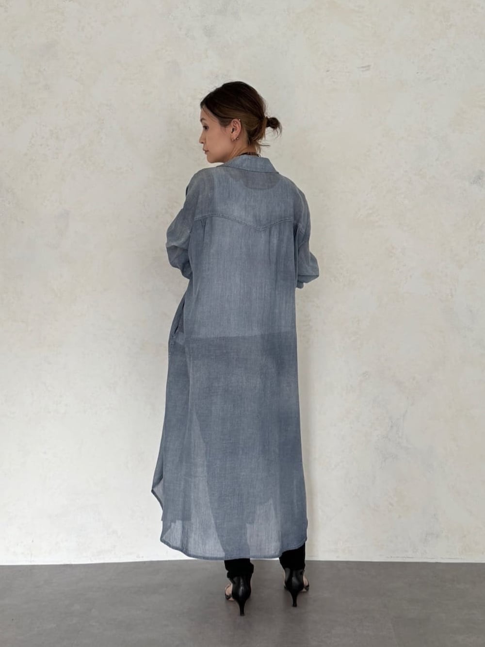 ブルー系のワンピースを着用したレディースの冬コーディネートの3枚目の写真