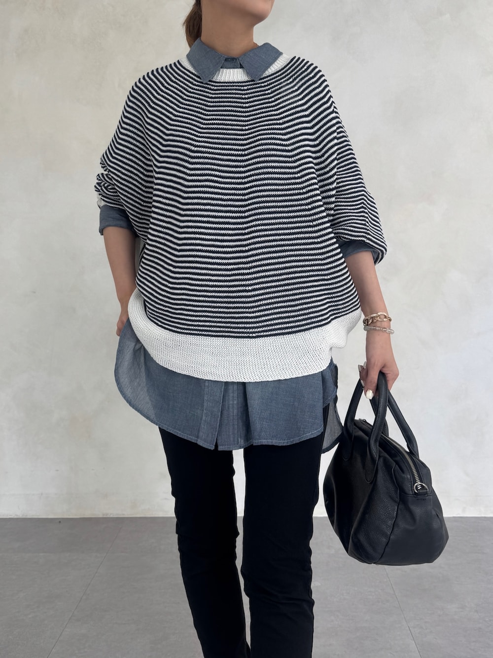 ブルー系のニット/セーター、ブルー系のシャツ/ブラウス、ブラック系のその他パンツを着用したレディースの春コーディネートの2枚目の写真