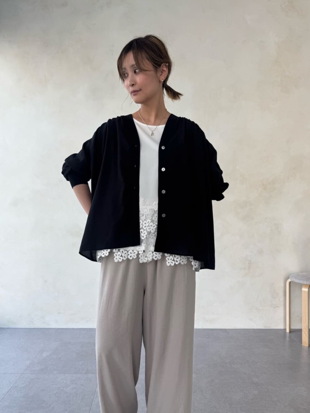 ブラック系のシャツ/ブラウス、ホワイト系のTシャツ/カットソー、ベージュ系のその他パンツを着用したレディースの冬コーディネートの3枚目の写真