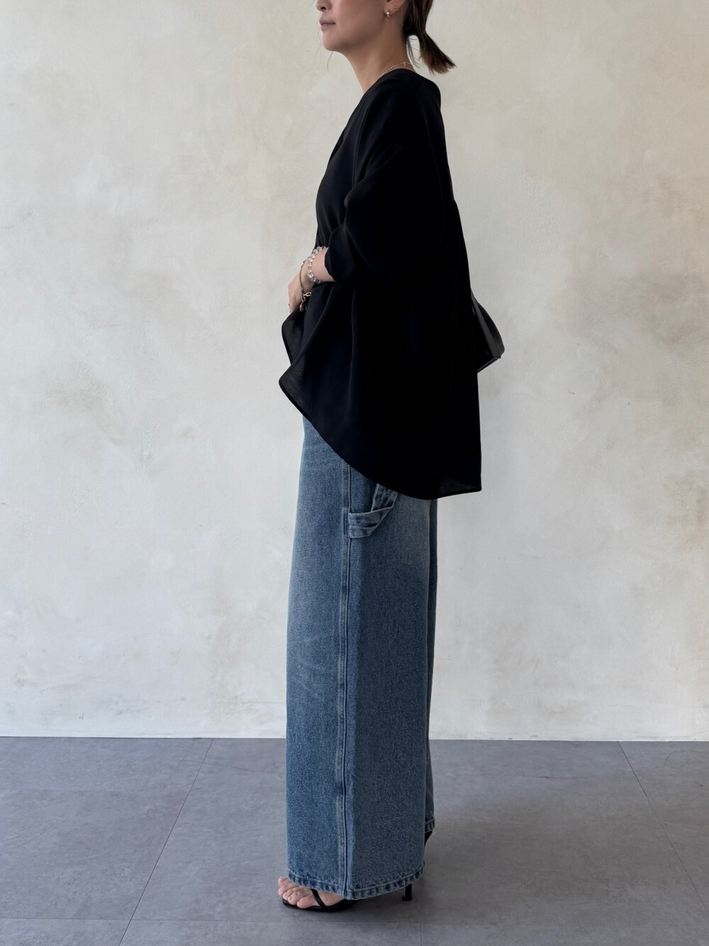 ブラック系のシャツ/ブラウス、ブルー系のその他パンツを着用したレディースの冬コーディネートの2枚目の写真