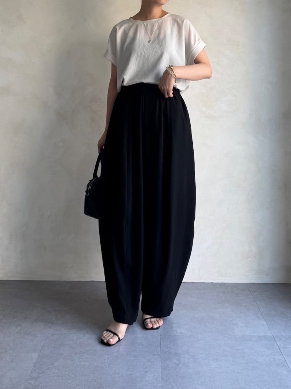 ホワイト系のシャツ/ブラウス、ブラック系のその他パンツを着用したレディースの春コーディネートの5枚目の写真