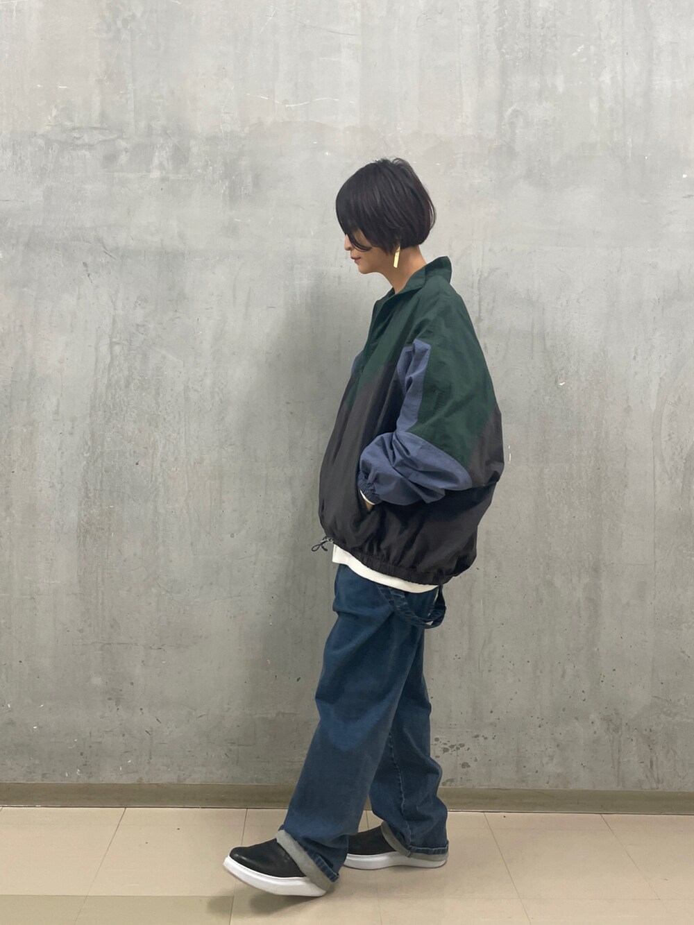 ホワイト系のトップス、グレー系のブルゾン、ホワイト系のTシャツ/カットソーを着用したレディースの秋コーディネートの3枚目の写真