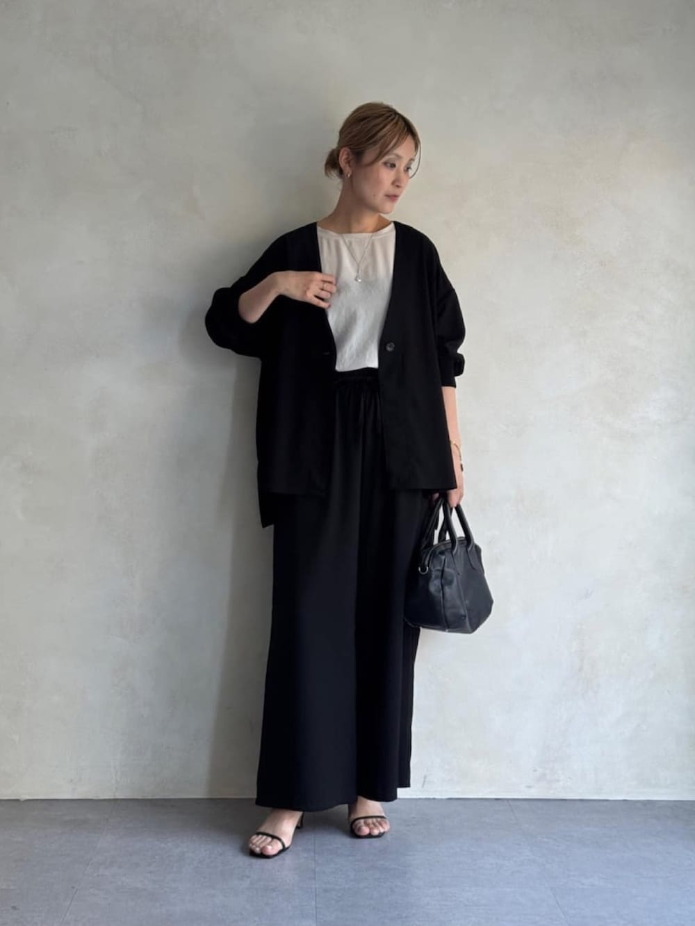 ブラック系のその他アウター、ホワイト系のシャツ/ブラウス、ブラック系のその他パンツを着用したレディースの春コーディネートの4枚目の写真