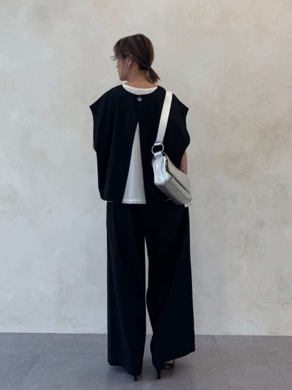 ブラック系のシャツ/ブラウス、ホワイト系のシャツ/ブラウス、ブラック系のその他パンツを着用したレディースの冬コーディネートの2枚目の写真