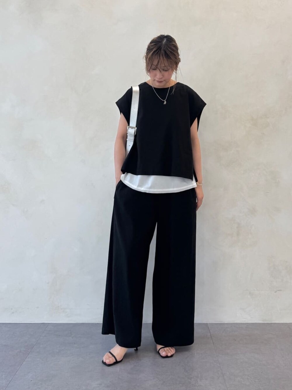 ブラック系のシャツ/ブラウス、ホワイト系のシャツ/ブラウス、ブラック系のその他パンツを着用したレディースの冬コーディネートの3枚目の写真