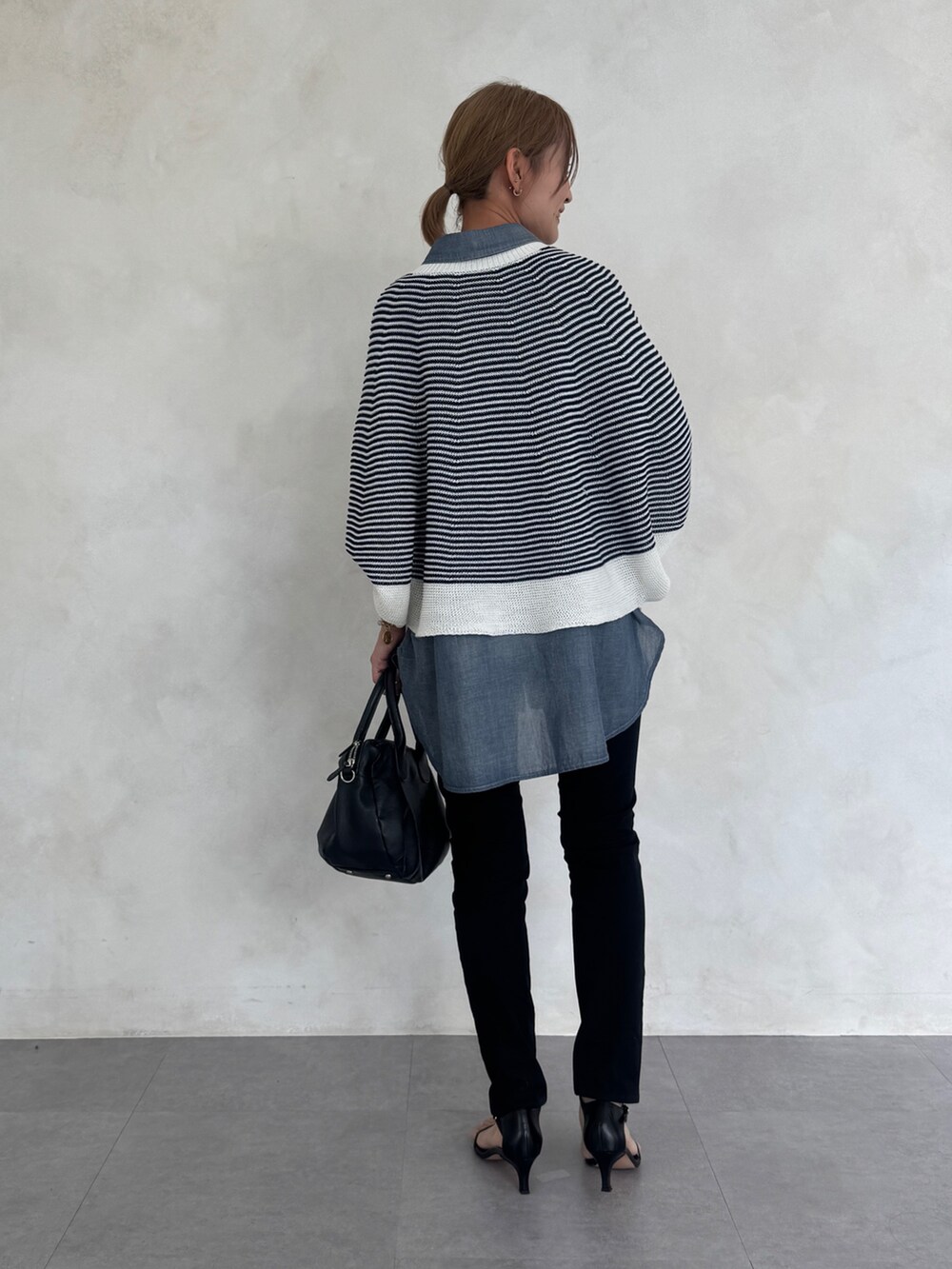 ブルー系のニット/セーター、ブルー系のシャツ/ブラウス、ブラック系のその他パンツを着用したレディースの春コーディネートの4枚目の写真