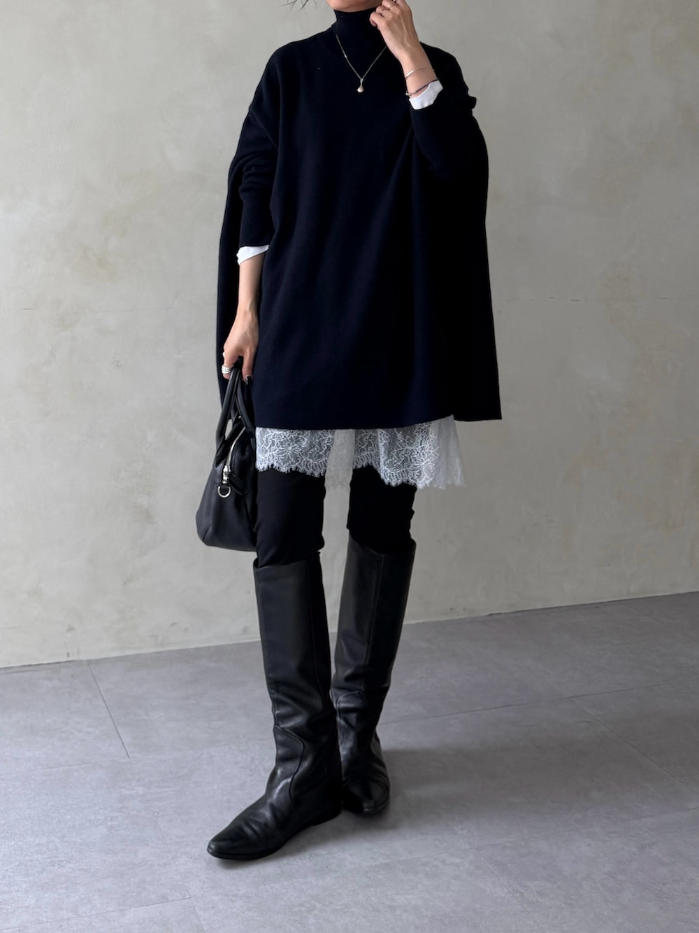 ブルー系のニット/セーター、ホワイト系のTシャツ/カットソーを着用したレディースの秋コーディネートの3枚目の写真