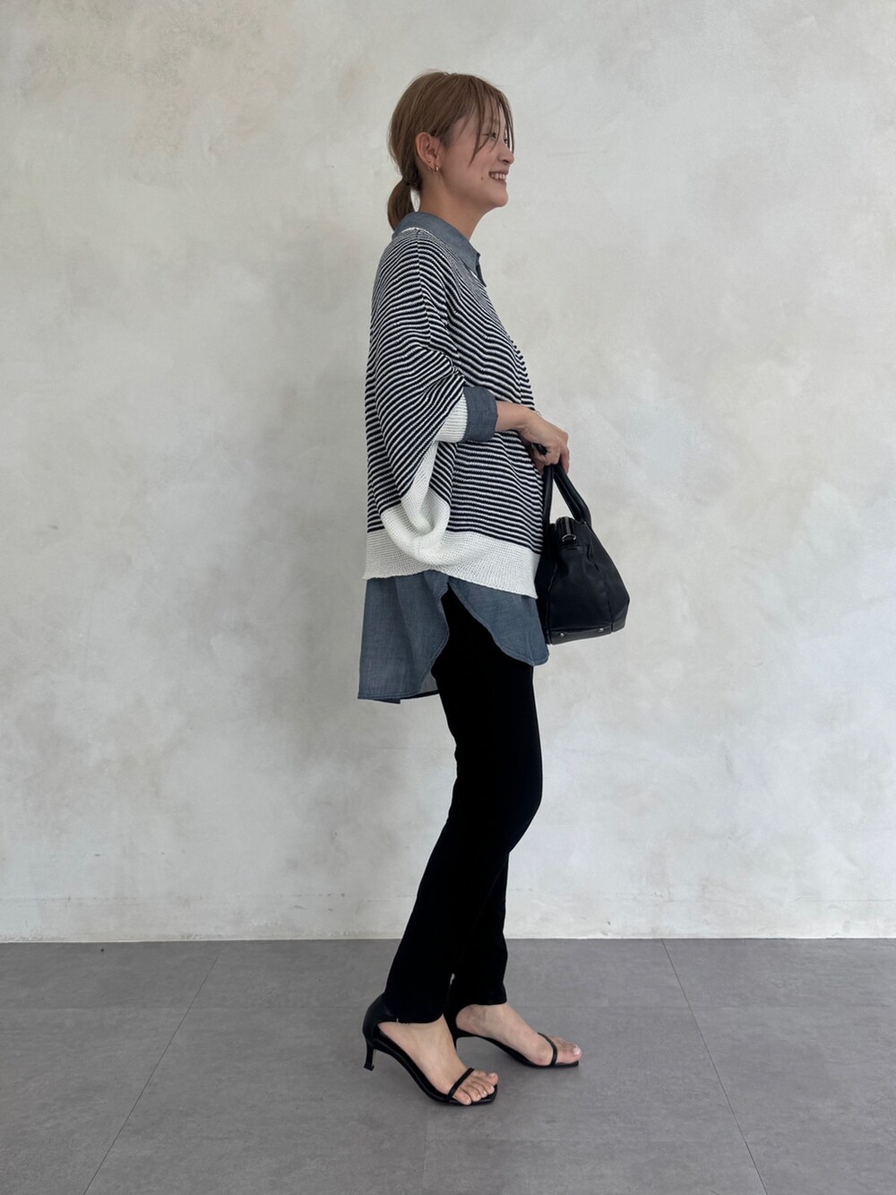 ブルー系のニット/セーター、ブルー系のシャツ/ブラウス、ブラック系のその他パンツを着用したレディースの春コーディネートの3枚目の写真