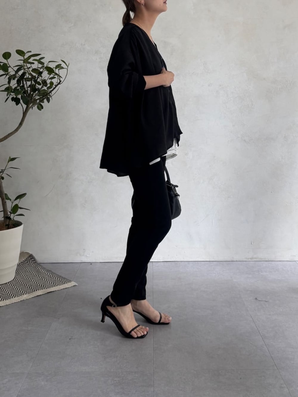 ブラック系のシャツ/ブラウス、ホワイト系のシャツ/ブラウス、ブラック系のボストンバッグを着用したレディースの春コーディネートの3枚目の写真